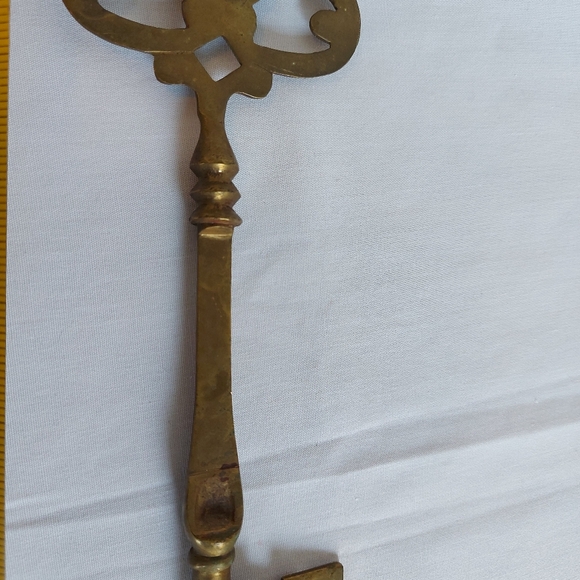 Vintage Large Solid Brass Skeleton Key Decorative Paperweight - Picture 7 of 8